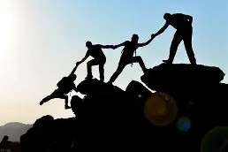 米6体育-团结进取！队伍合作无间，向着胜利的方向努力前行(队伍 团结)