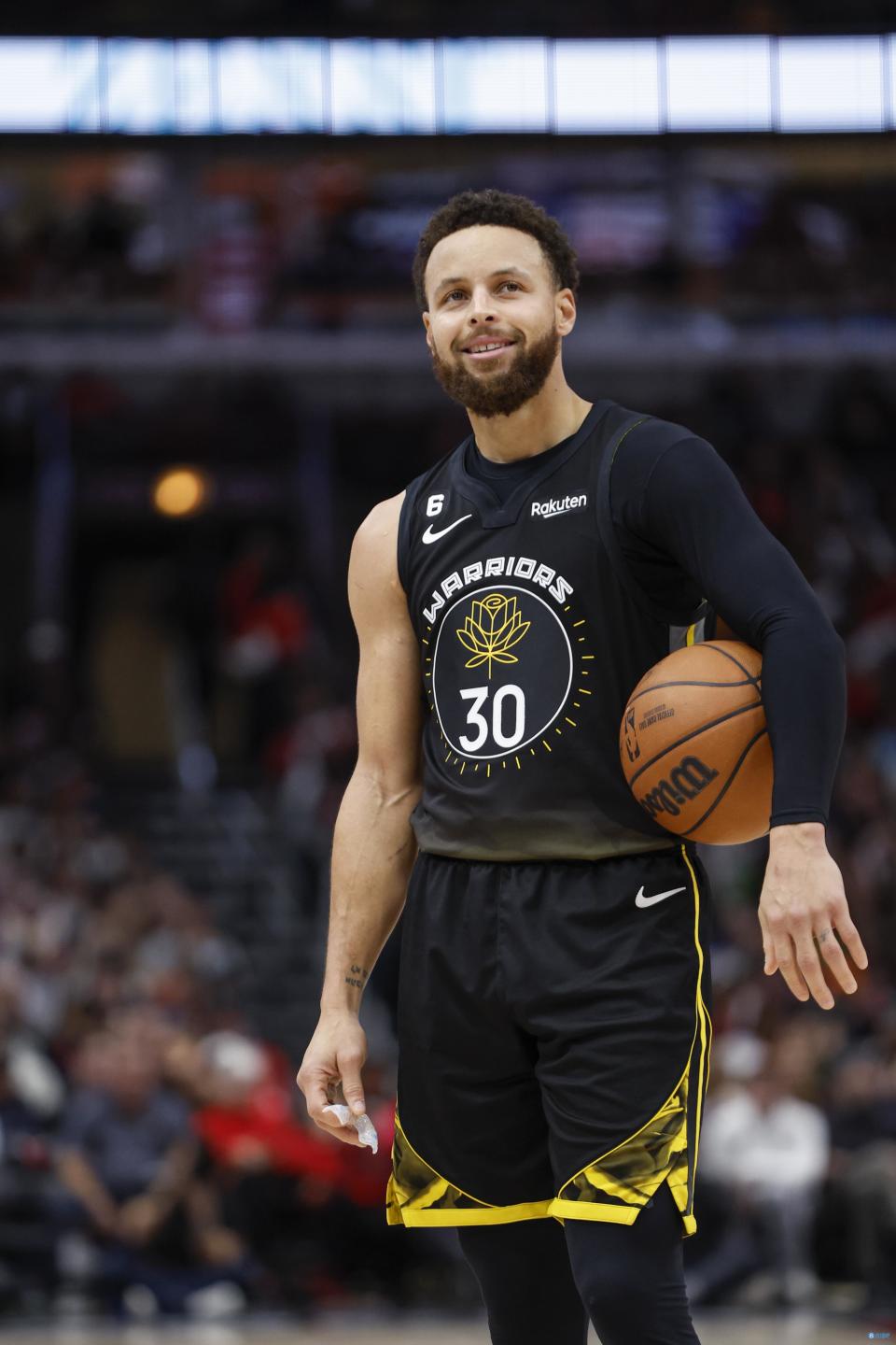 华拉度达期待主场优势，锁定三分(超级碗中场秀)