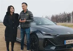 关于球场上的女英雄，用实力征服世界的信息