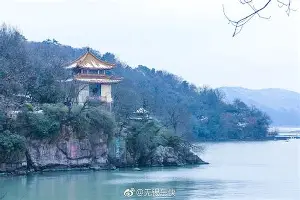 防守硬仗，球队凭借稳固后防获胜(防守硬仗,球队凭借稳固后防获胜的例子)